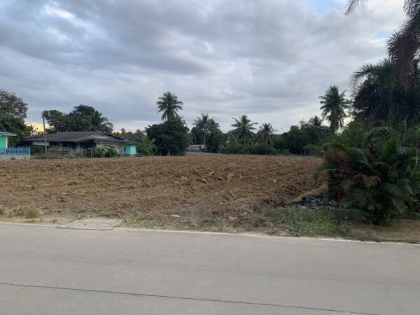 ขายที่ดินติดถนนสายห้วยคู ซอย 6 เนื้อที่5-3-25ไร่ ต.ตะเคียนเตี้ย อ.บางละมุง จ.ชลบุรี ไร่ละ3.5ล้าน